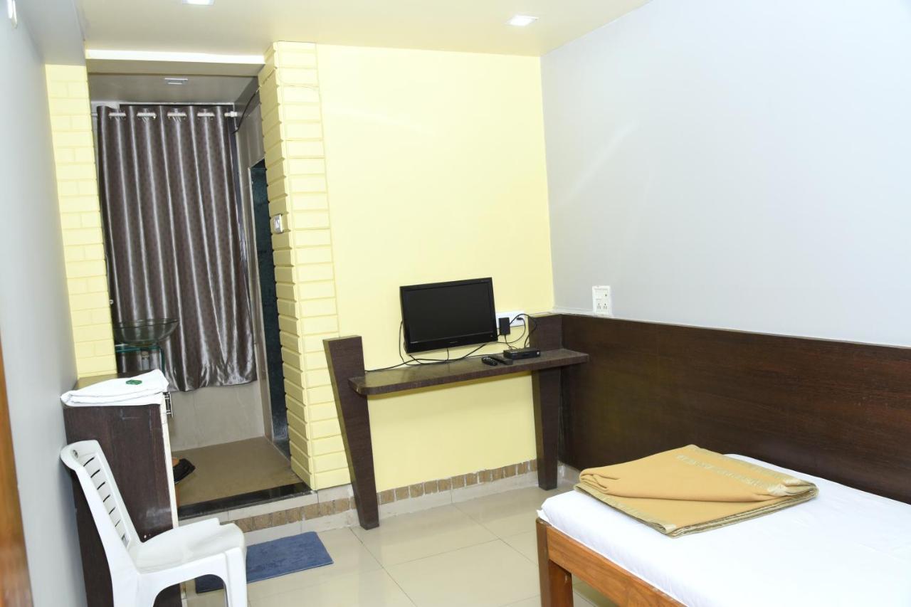 Oyo 67509 Hotel Tukson Narayangaon Dış mekan fotoğraf